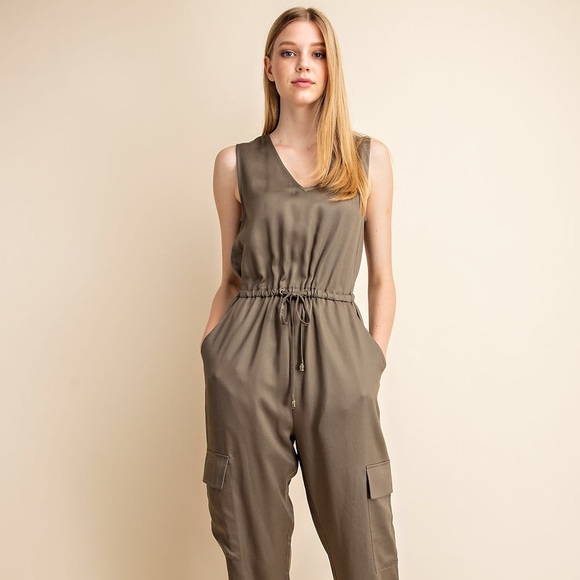 Gilli Pants - 1 Small left! NWT 💕 Fabulous Olive Cargo Ruched Ankle Jumpsuit